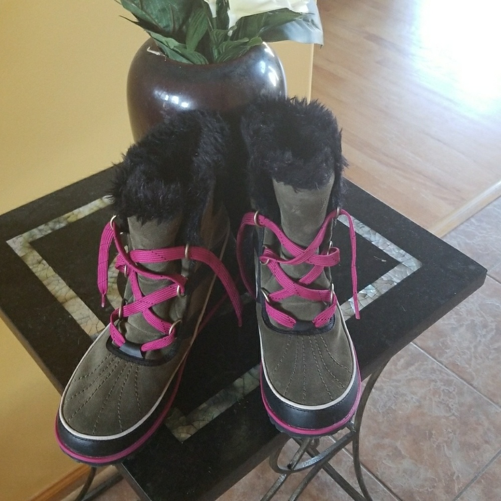 SOREL winter grey boots w/faux fur lining
